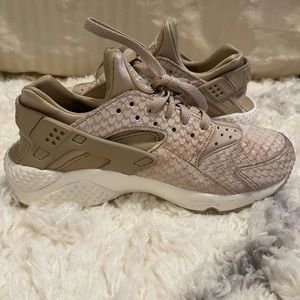 Nike Air Huarache Size 7.